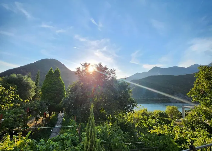 Lakeview Escape بيت ضيافة Koman